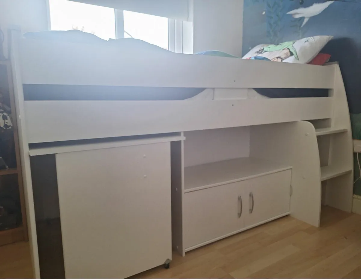 Bed - Image 1