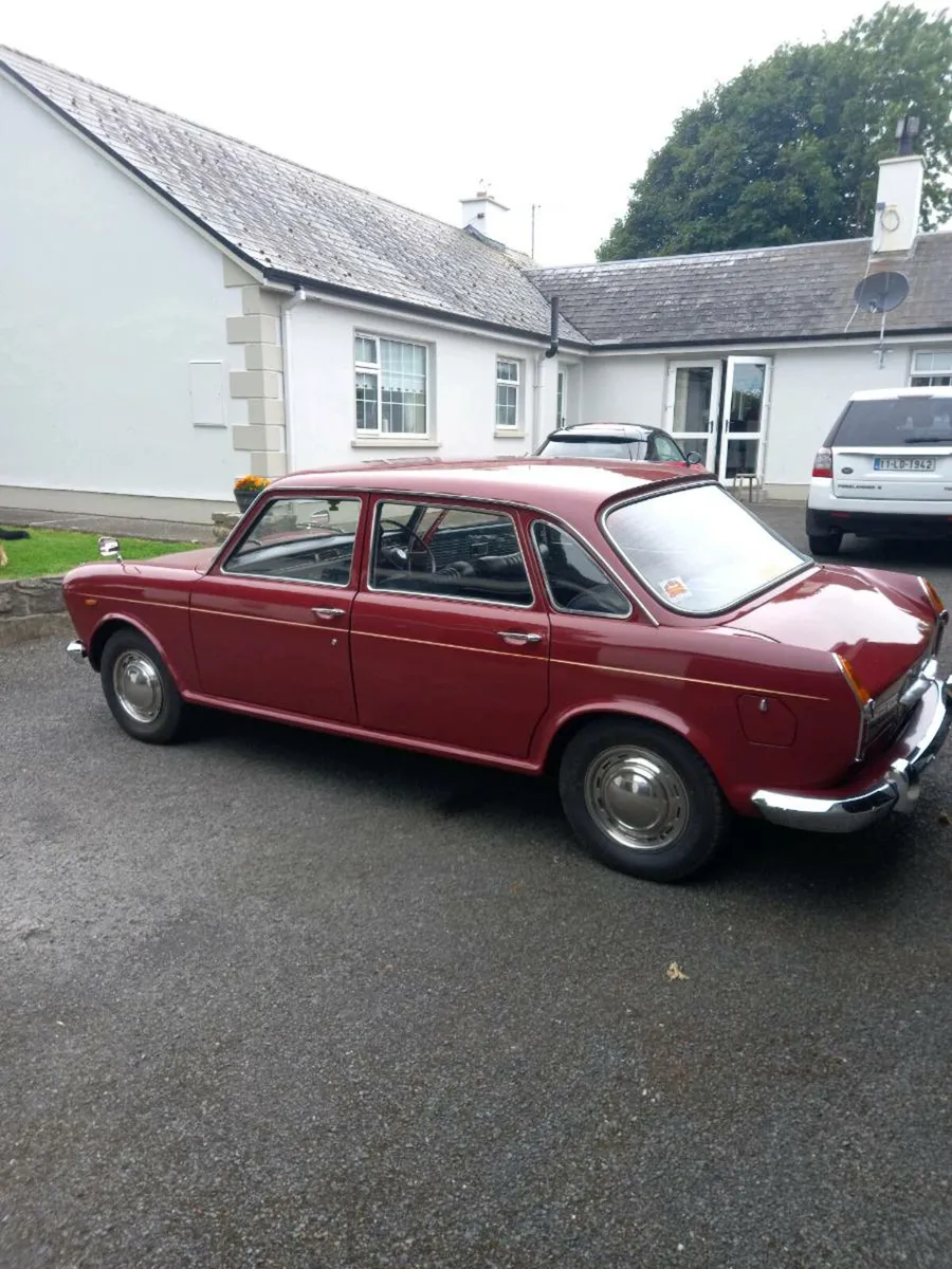 Vintage car - Image 1