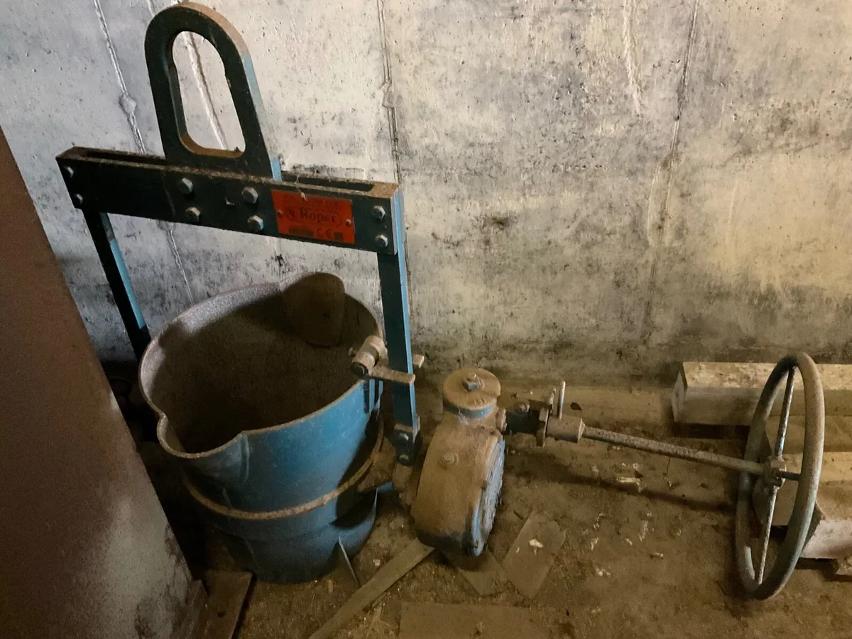 Stinchcombe iron  melter furnace 500 kg oil fired - Image 3