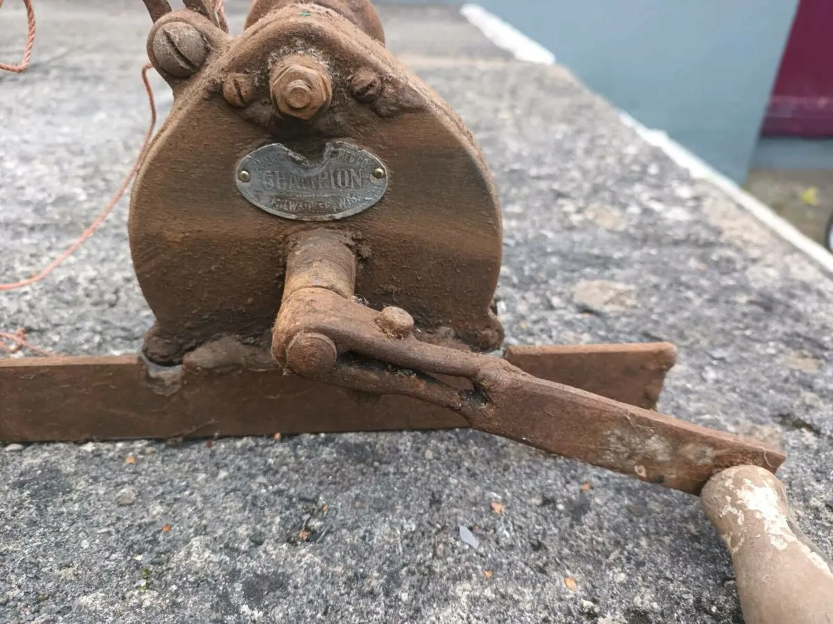 Champion Garage Piece - Image 1