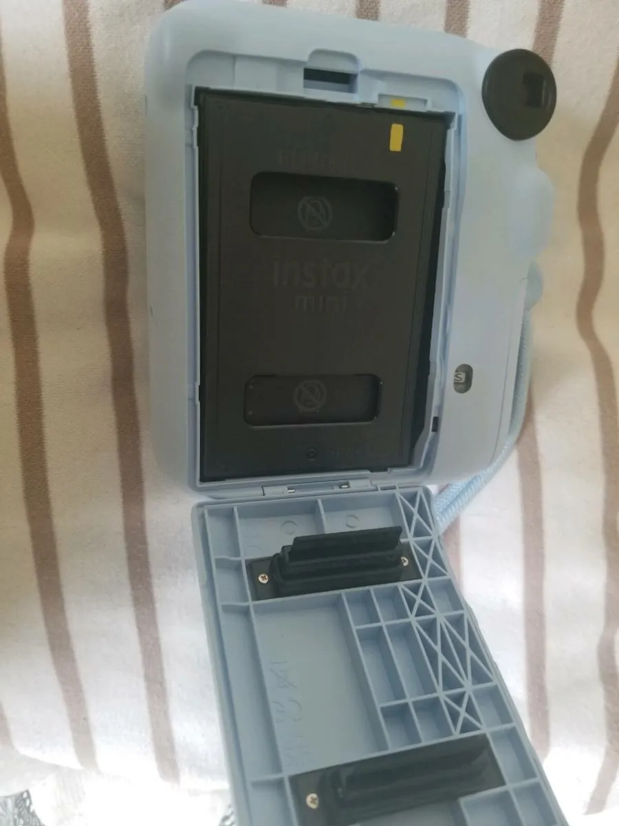 Instax mini including pack of unopened photo paper - Image 2