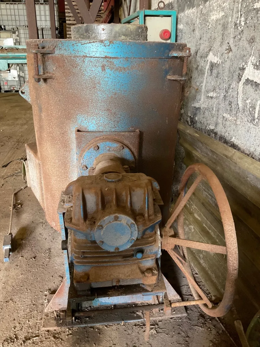 Stinchcombe iron  melter furnace 500 kg oil fired - Image 2