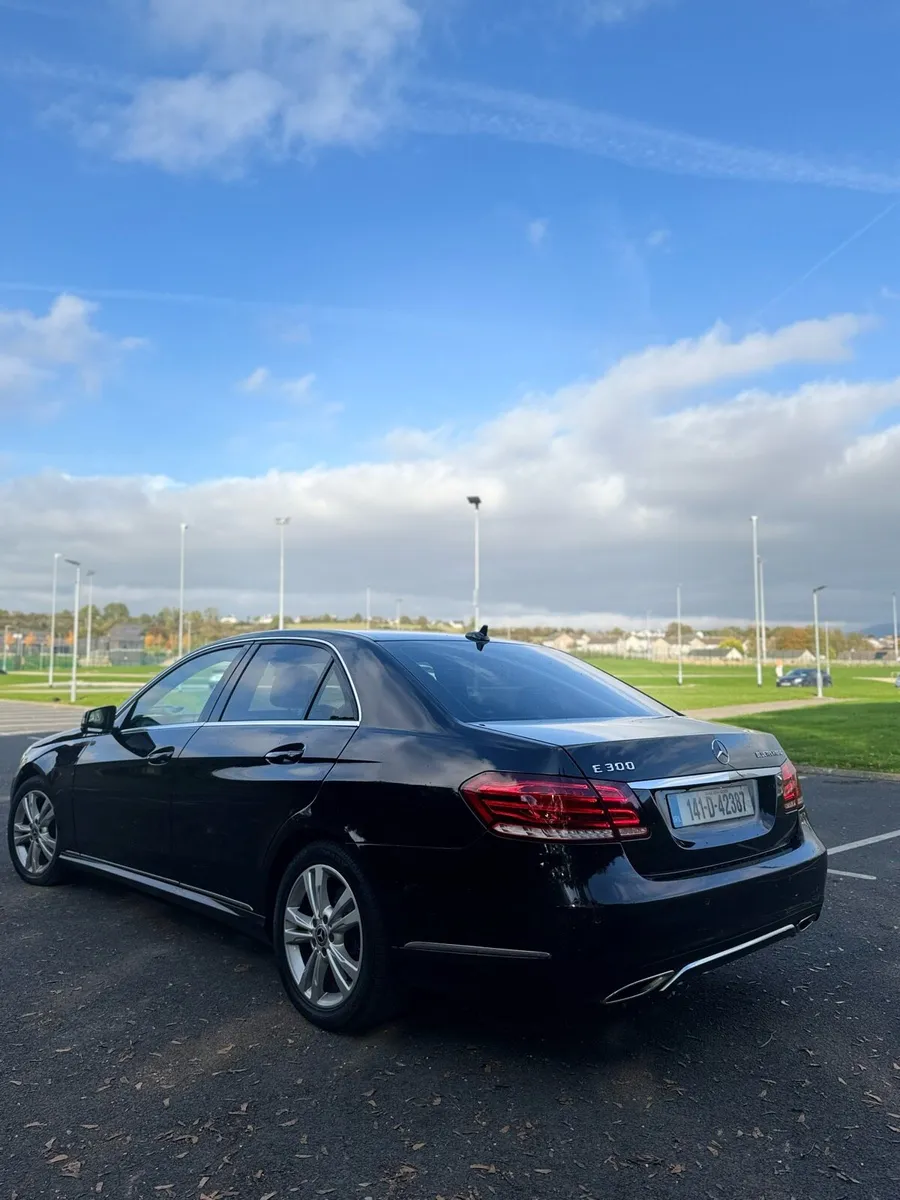 Fully serviced Mercedes E300 Hybrid, Drives perf - Image 4