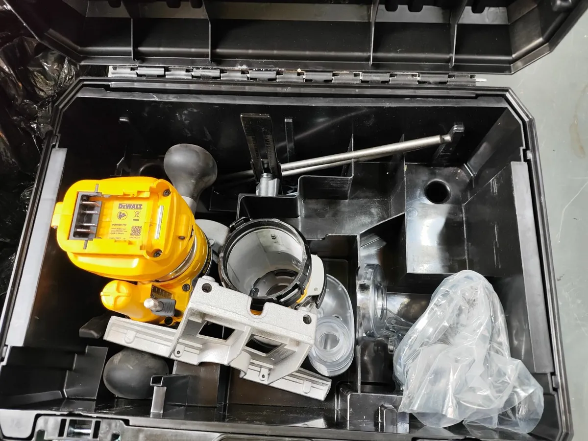 DeWalt dcw 604 router. - Image 1