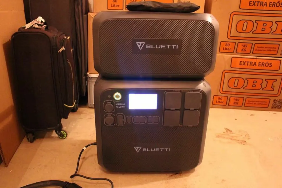 BLUETTI AC200MAX Solar Generator + B230 Expansion - Image 1