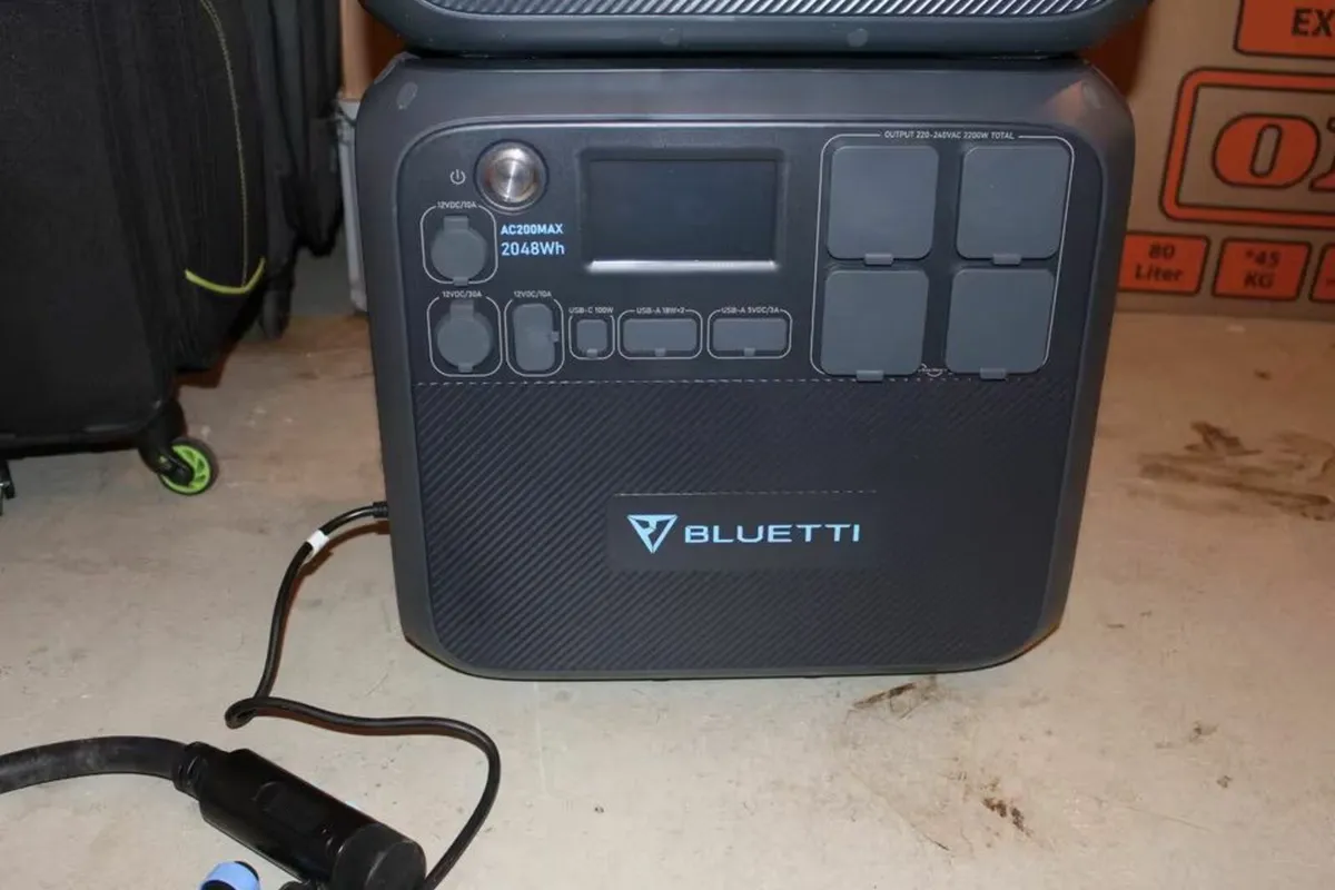 BLUETTI AC200MAX Solar Generator + B230 Expansion - Image 3