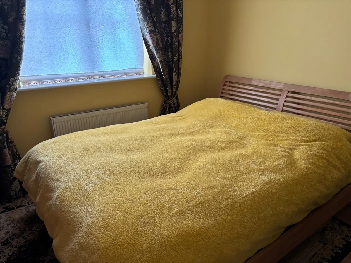 King size bed - Image 1