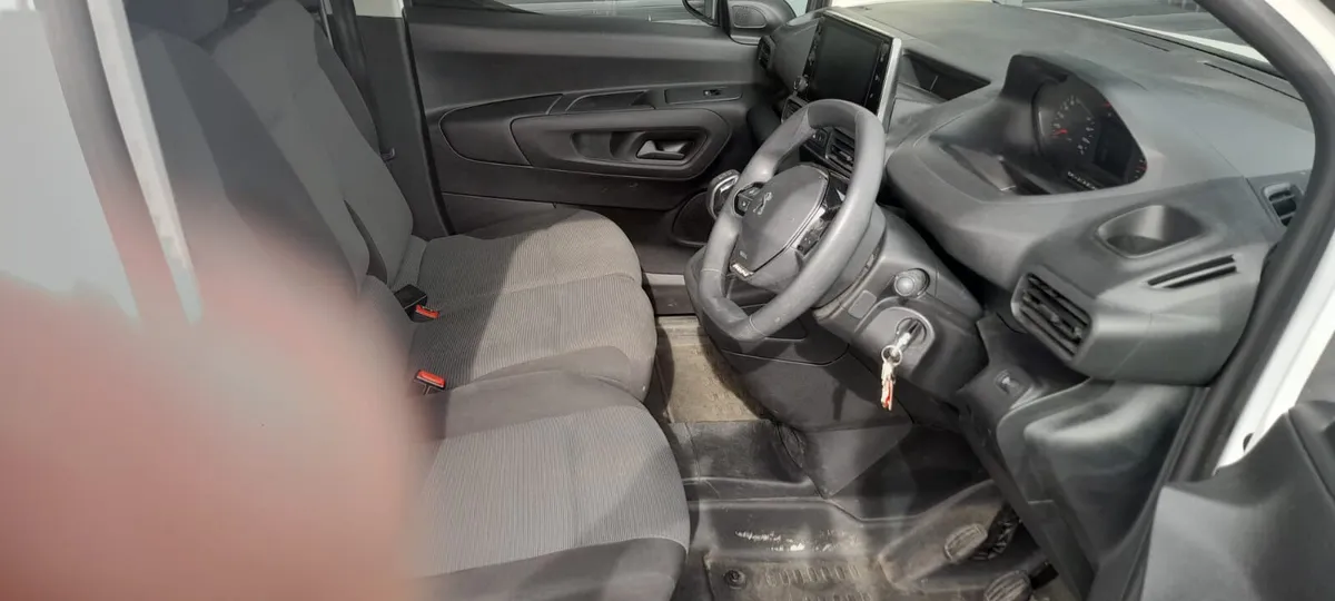 New shape, Very low mileage, LWB, Extras-Spotless - Image 4