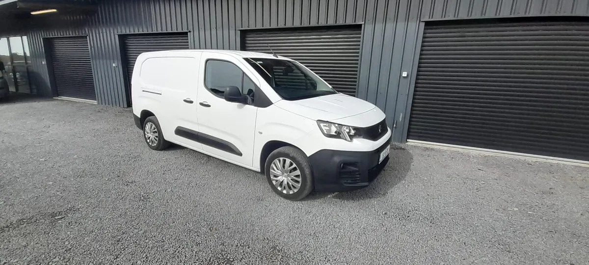 New shape, Very low mileage, LWB, Extras-Spotless - Image 1
