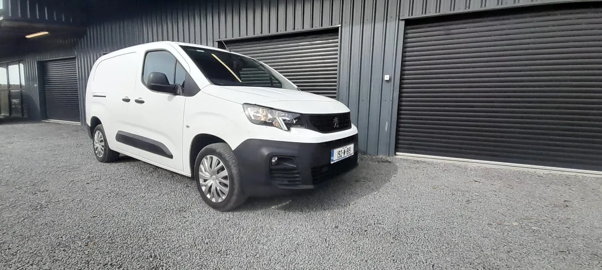 New shape, Very low mileage, LWB, Extras-Spotless - Image 2