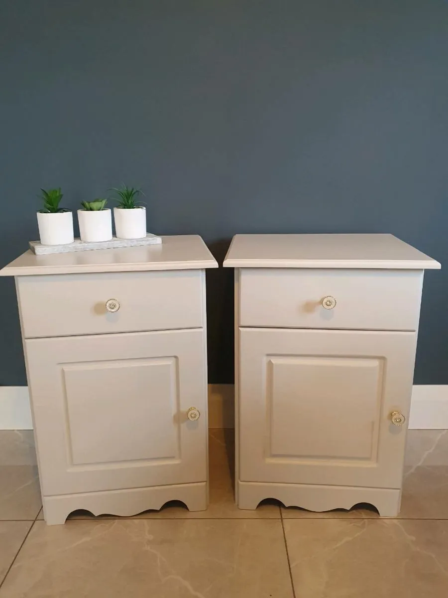 Pair of Bedside Lockers - Image 1