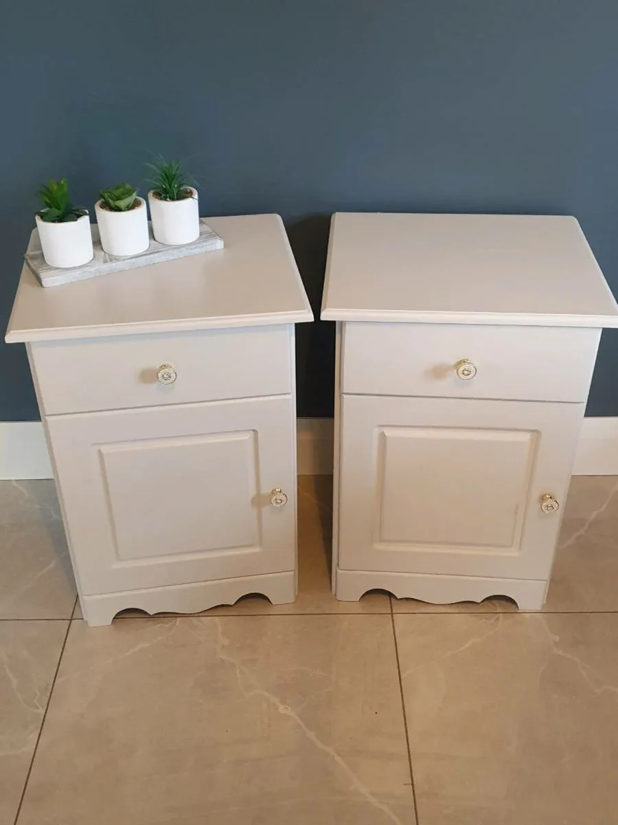 Pair of Bedside Lockers - Image 3