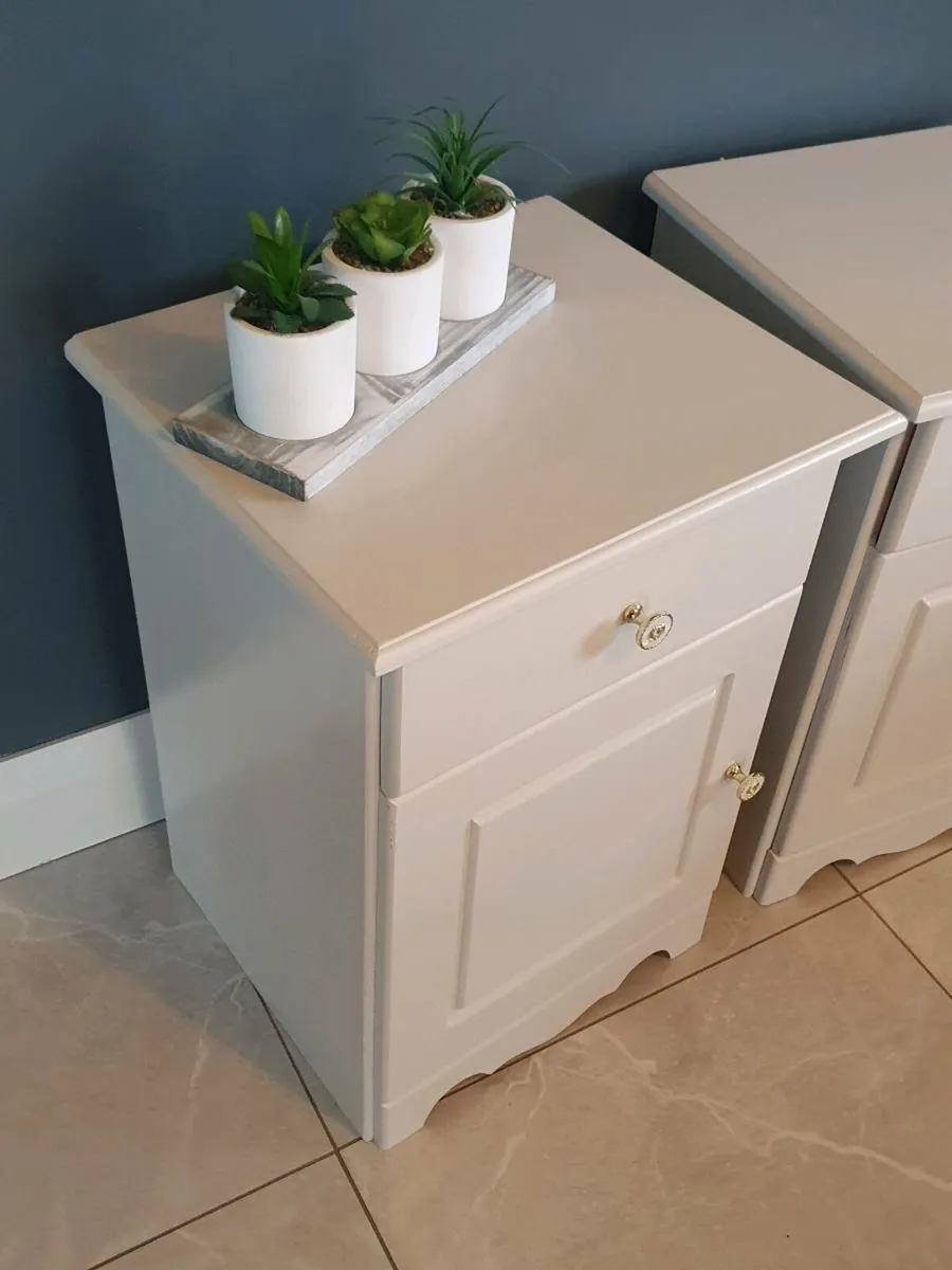 Pair of Bedside Lockers - Image 4