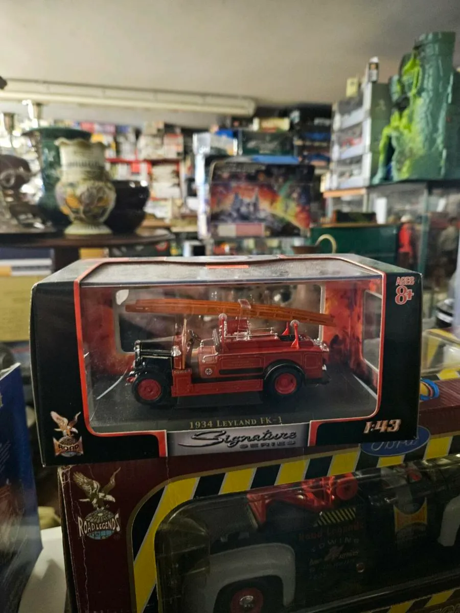 Corgi Road Signature Fire Engine - Image 1