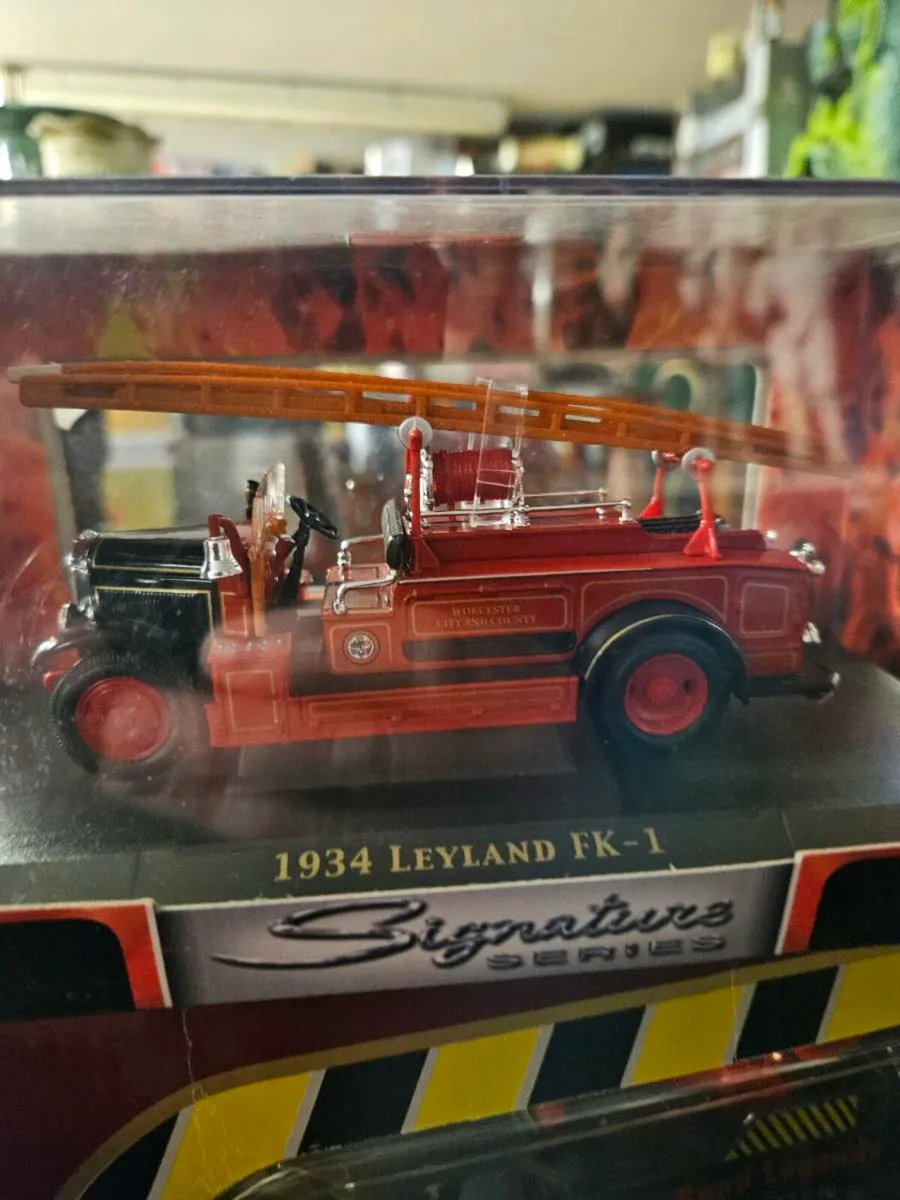 Corgi Road Signature Fire Engine - Image 2