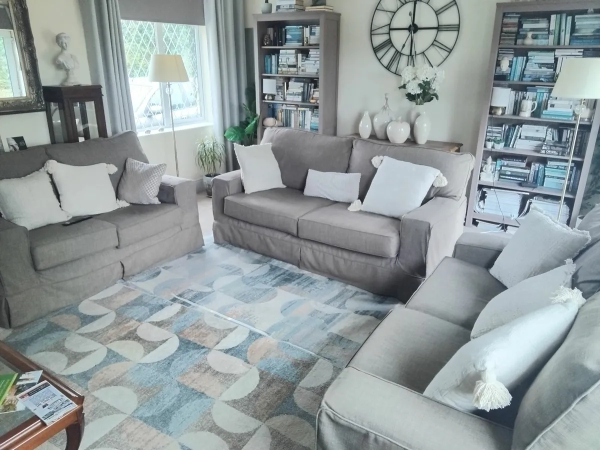 Three piece suite with fitted covers - Image 1