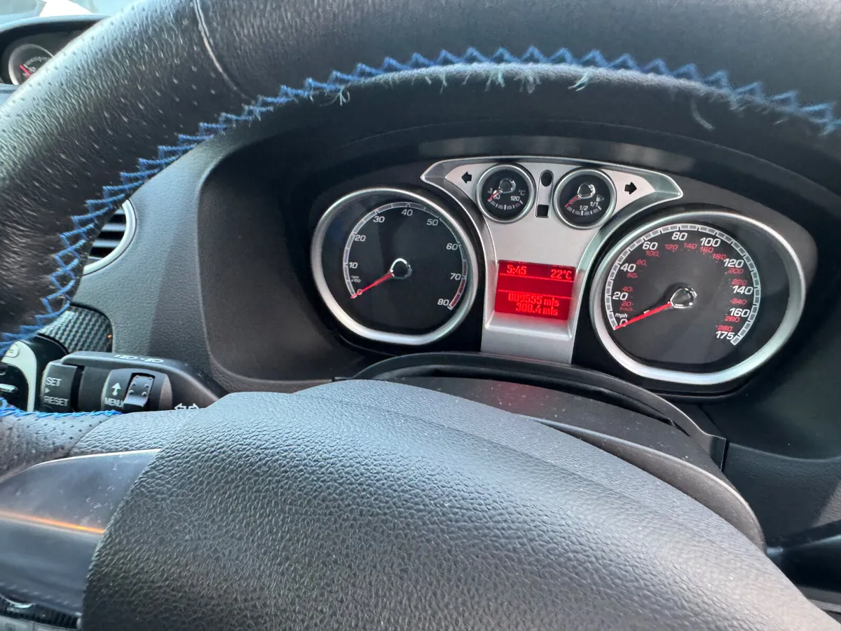 Ford Focus 2009 RS only 9k mls - Image 2