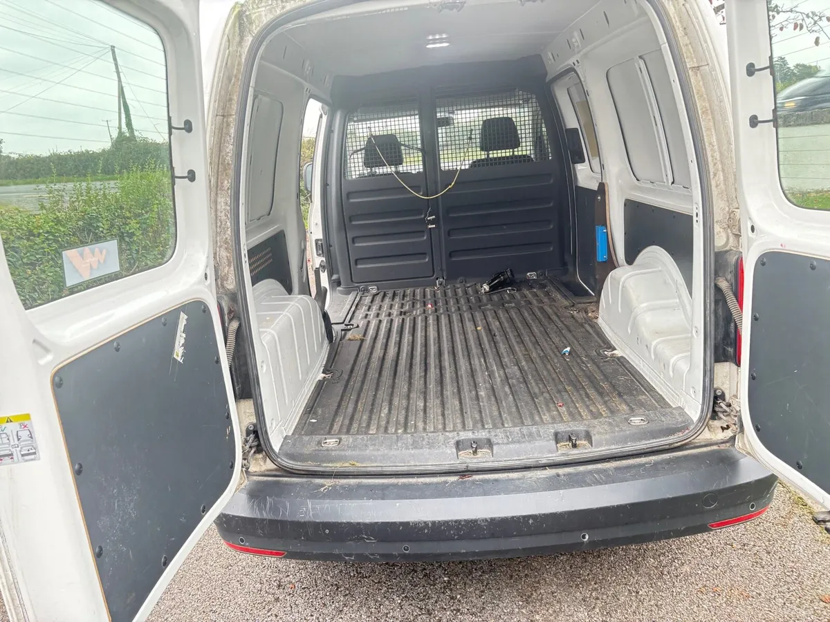 192 VW Caddy LWB maxi doe May 2026 no vat - Image 4