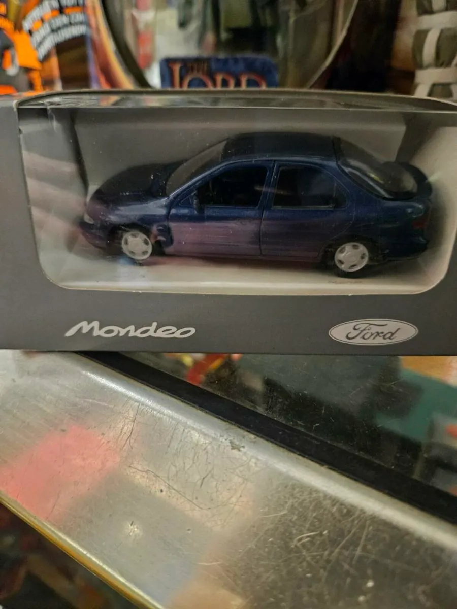Corgi Gama Ford Mondeo - Image 2