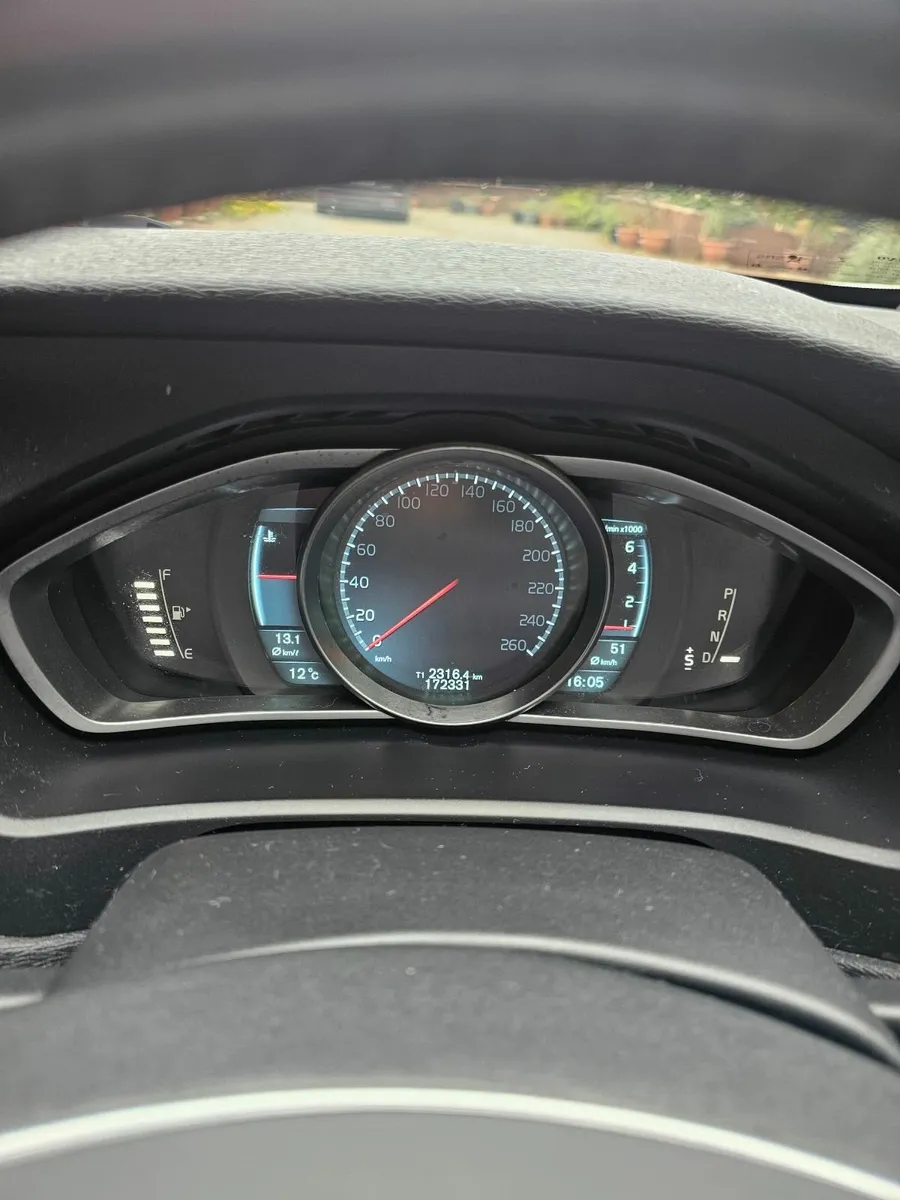 Volvo V40 2013 - Excellent condition! + Sunroof - Image 3