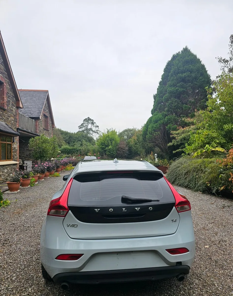 Volvo V40 2013 - Excellent condition! + Sunroof - Image 4