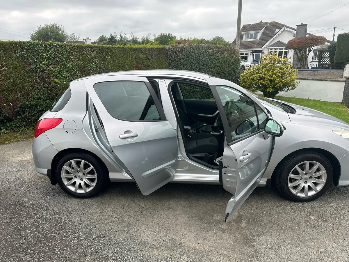 Car - Image 3
