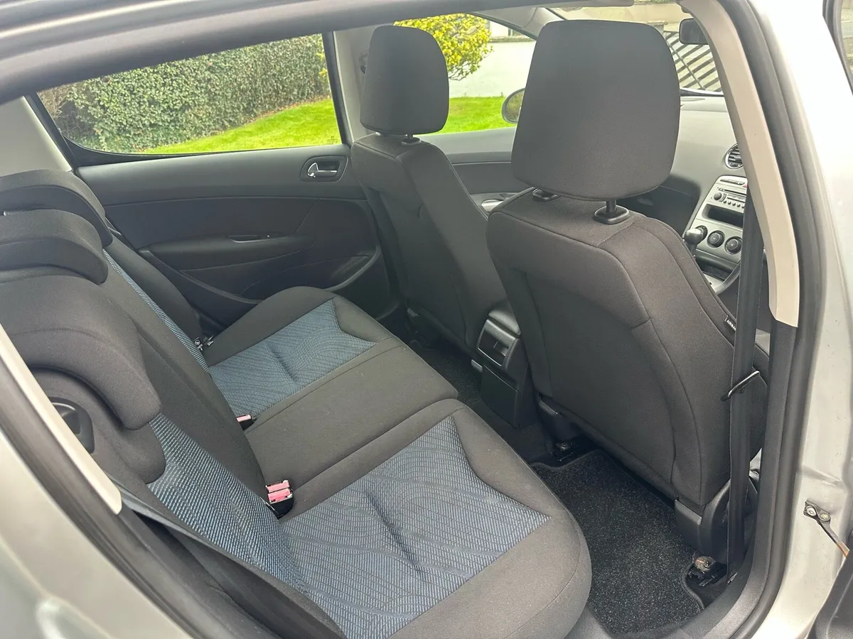 Car - Image 4