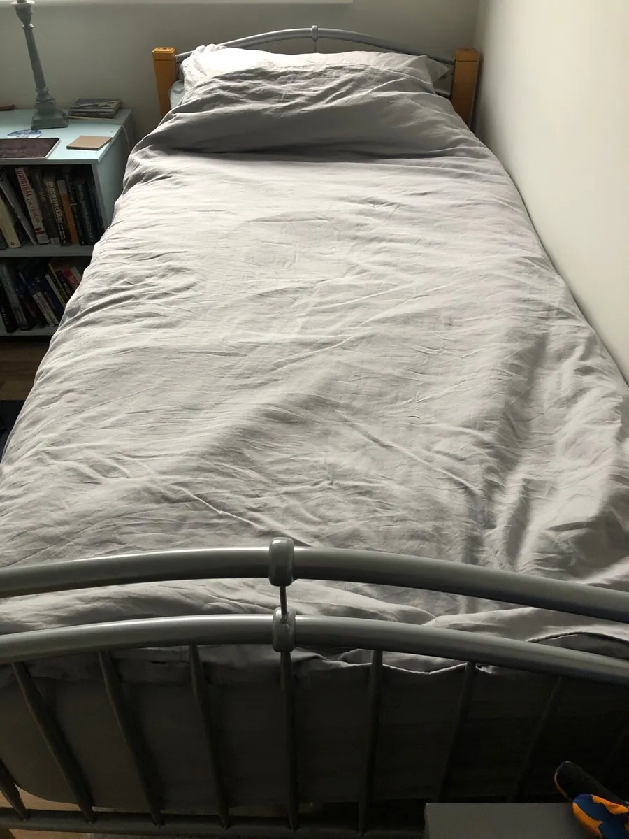 Single bed, mattress & topper - Image 1