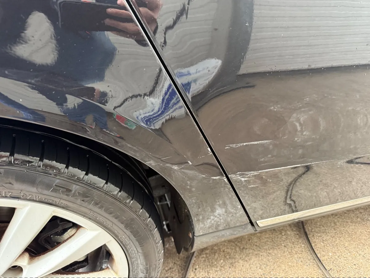Volkswagen Passat 2011 - Image 2