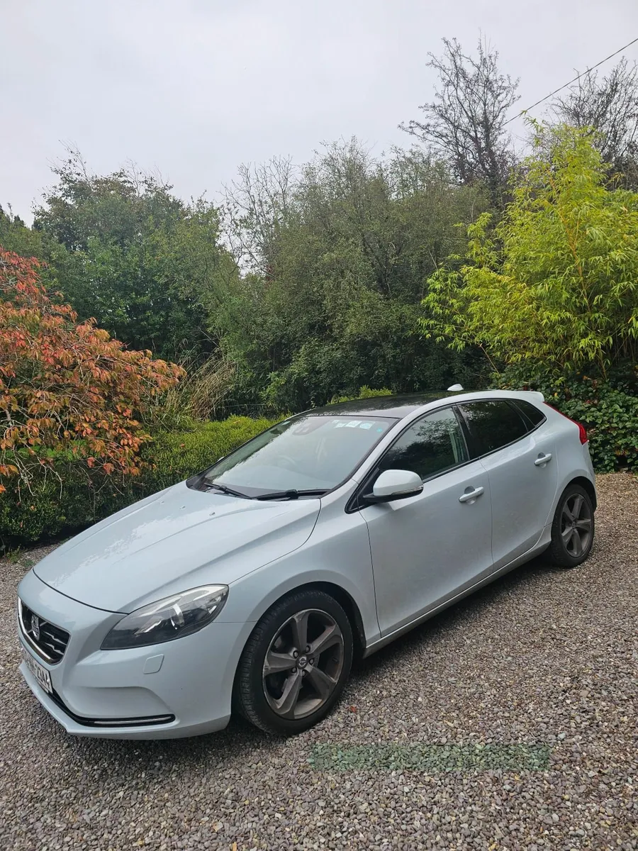 Volvo V40 2013 - Excellent condition! + Sunroof - Image 1