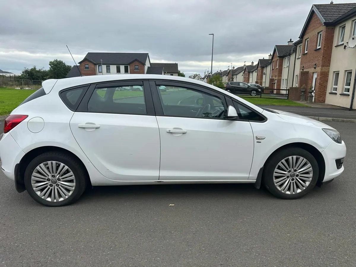 Vauxhall Astra 1.7 CDTI Ecoflex Energy 2013 - Image 2