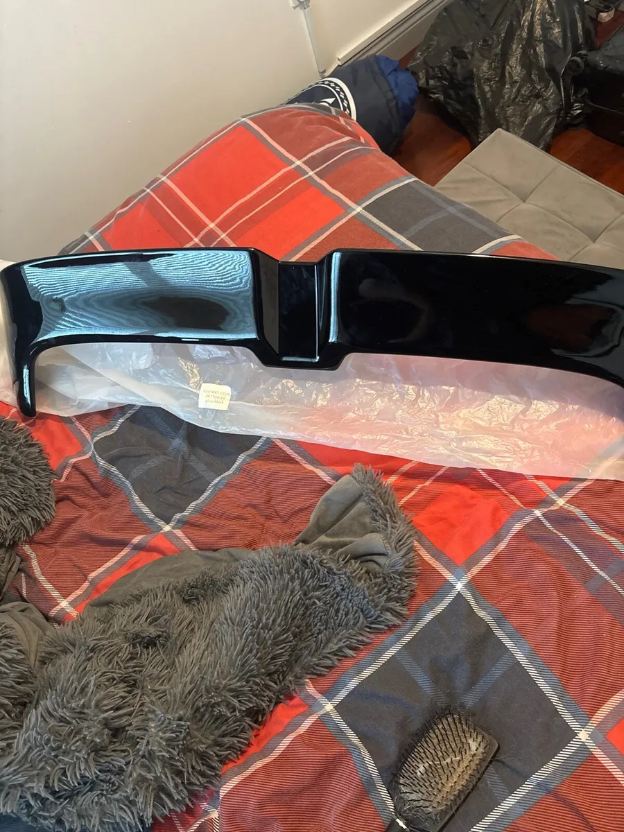 Golf mk 7  spoiler and maxton design side skirts - Image 1