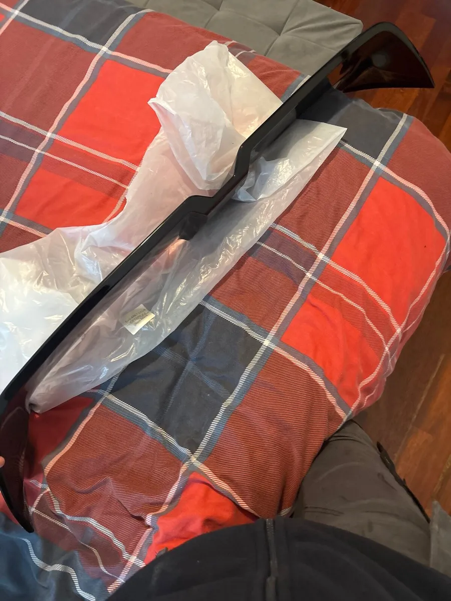 Golf mk 7  spoiler and maxton design side skirts - Image 2