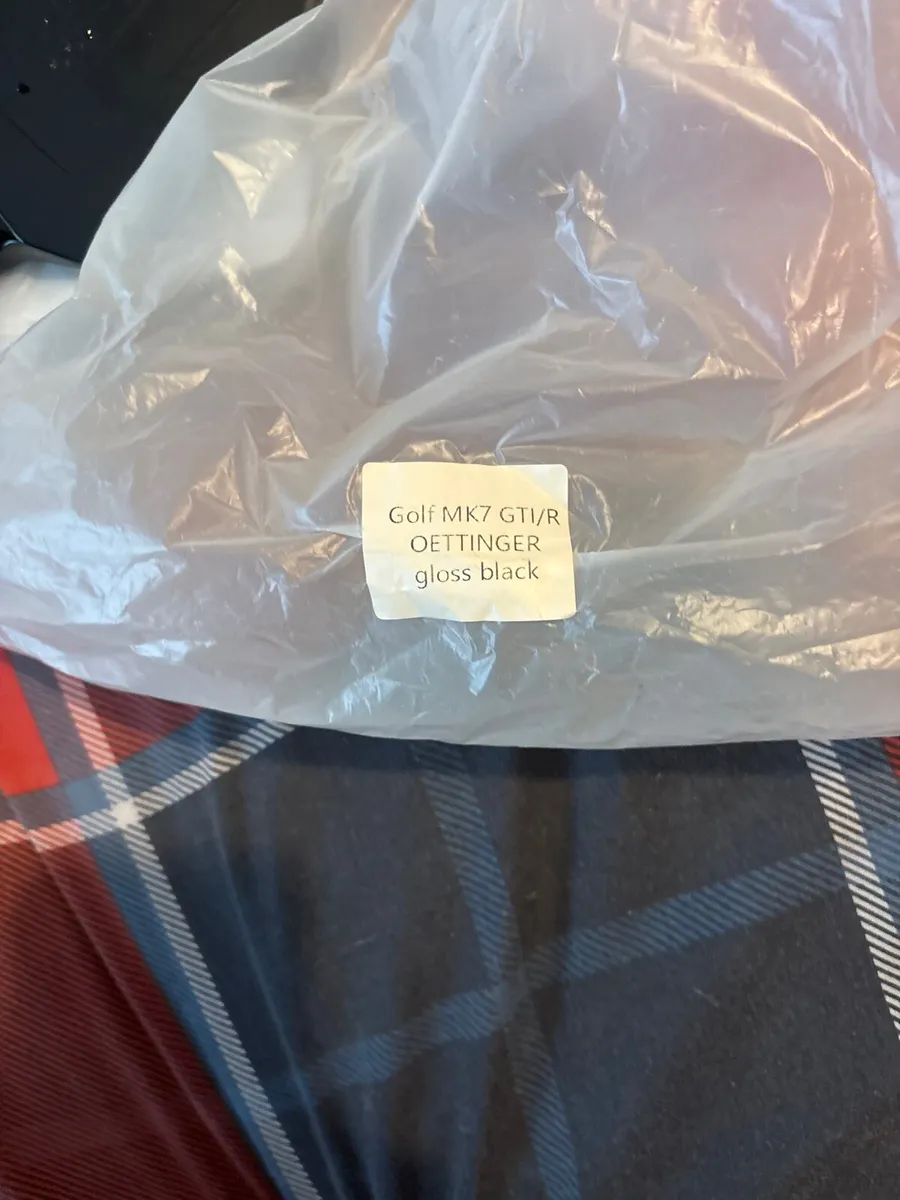 Golf mk 7  spoiler and maxton design side skirts - Image 3