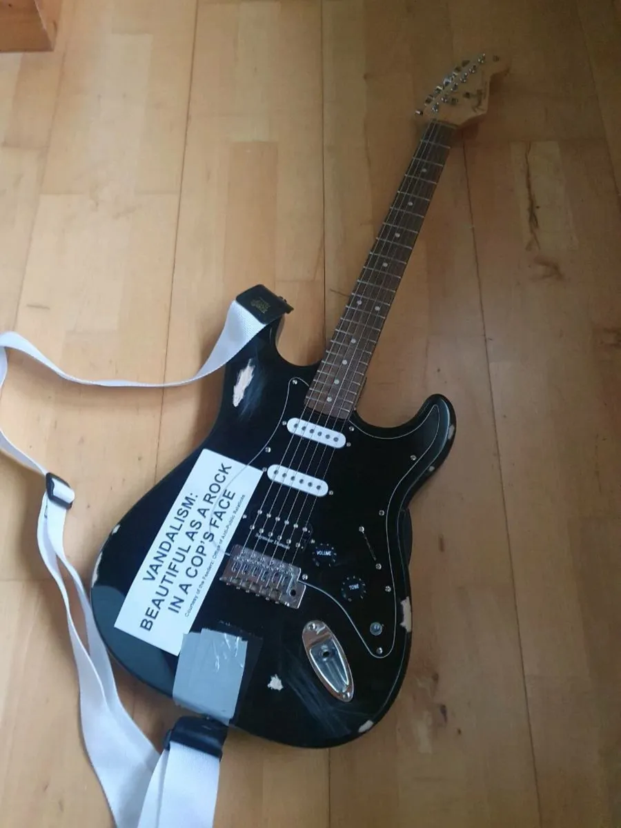 Kurt Cobain Vandalism Strat tribute - Image 3