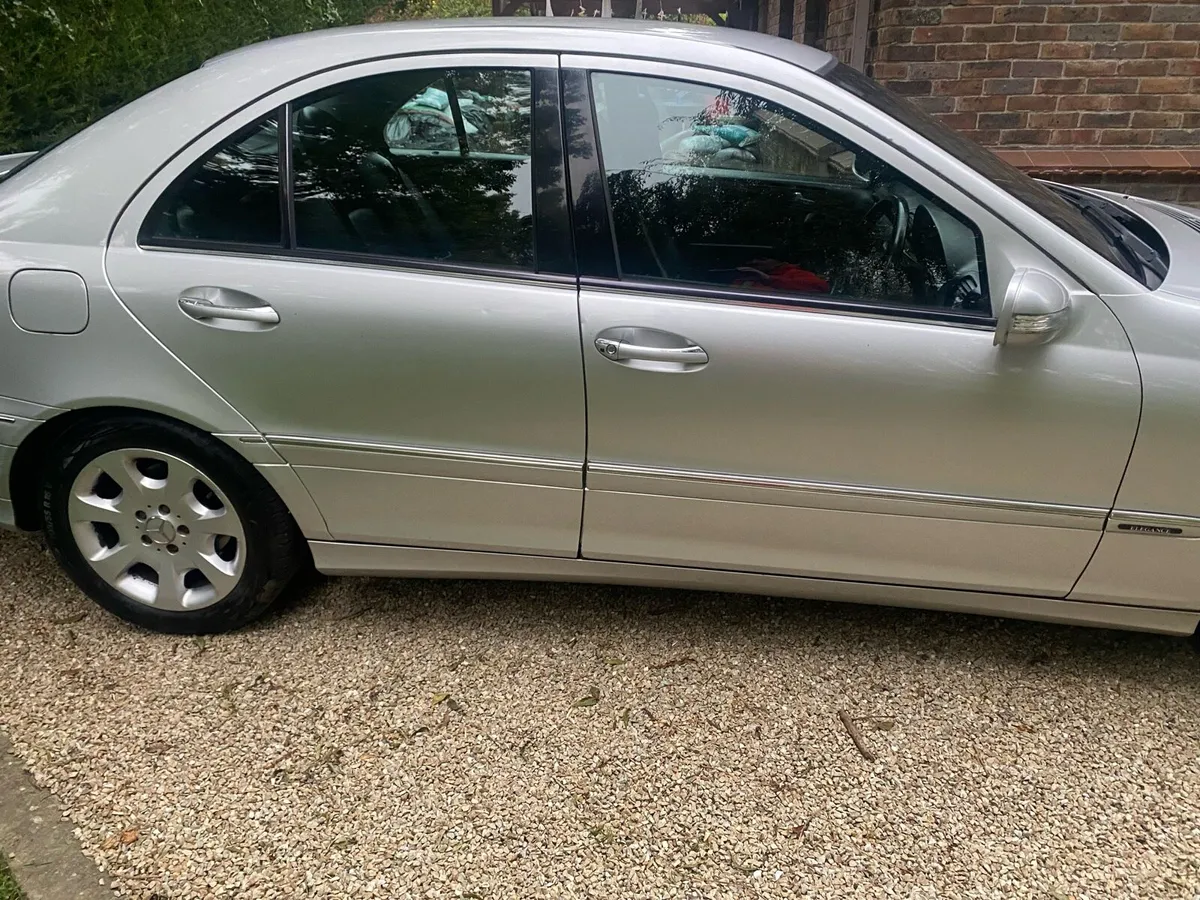 NCT 09/2026 - Mercedes Benz Avantguard C200  2005 - Image 4
