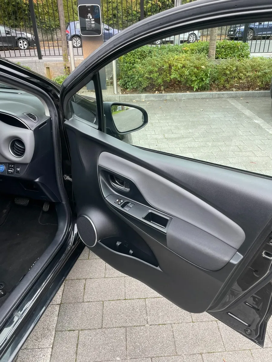 Toyota Yaris 2016 AUTOMATIC HYBRID - Image 2