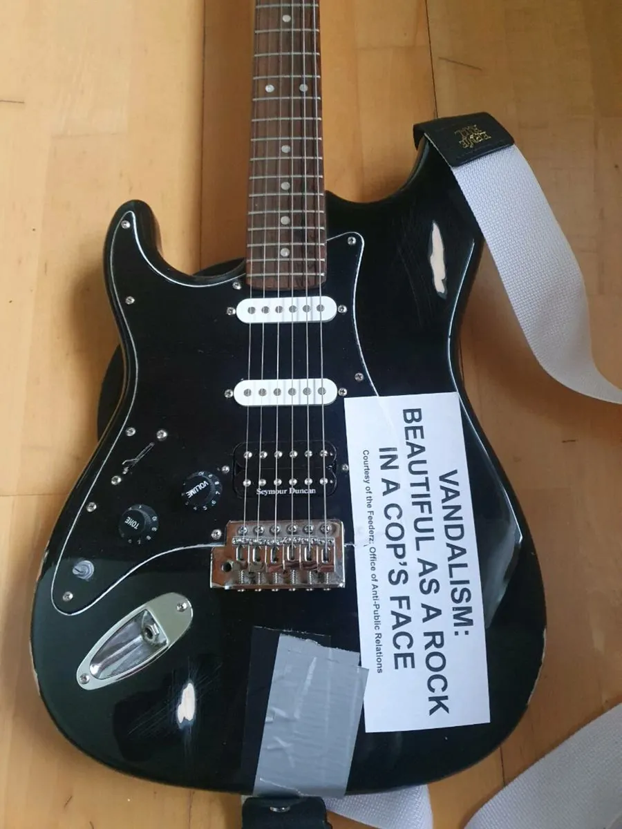 Lefty kurt Cobain Vandalism strat tribute - Image 1