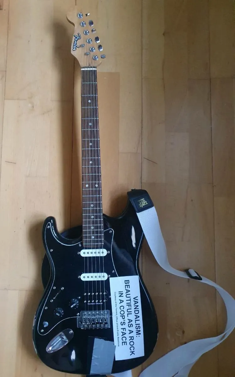 Lefty kurt Cobain Vandalism strat tribute - Image 2