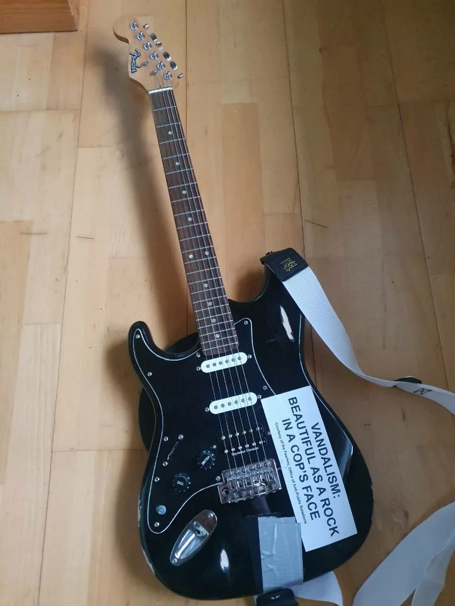 Lefty kurt Cobain Vandalism strat tribute - Image 3