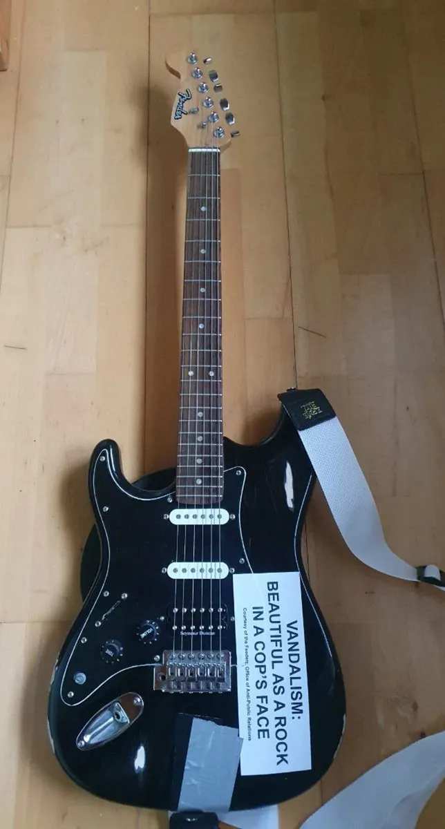 Lefty kurt Cobain Vandalism strat tribute - Image 4
