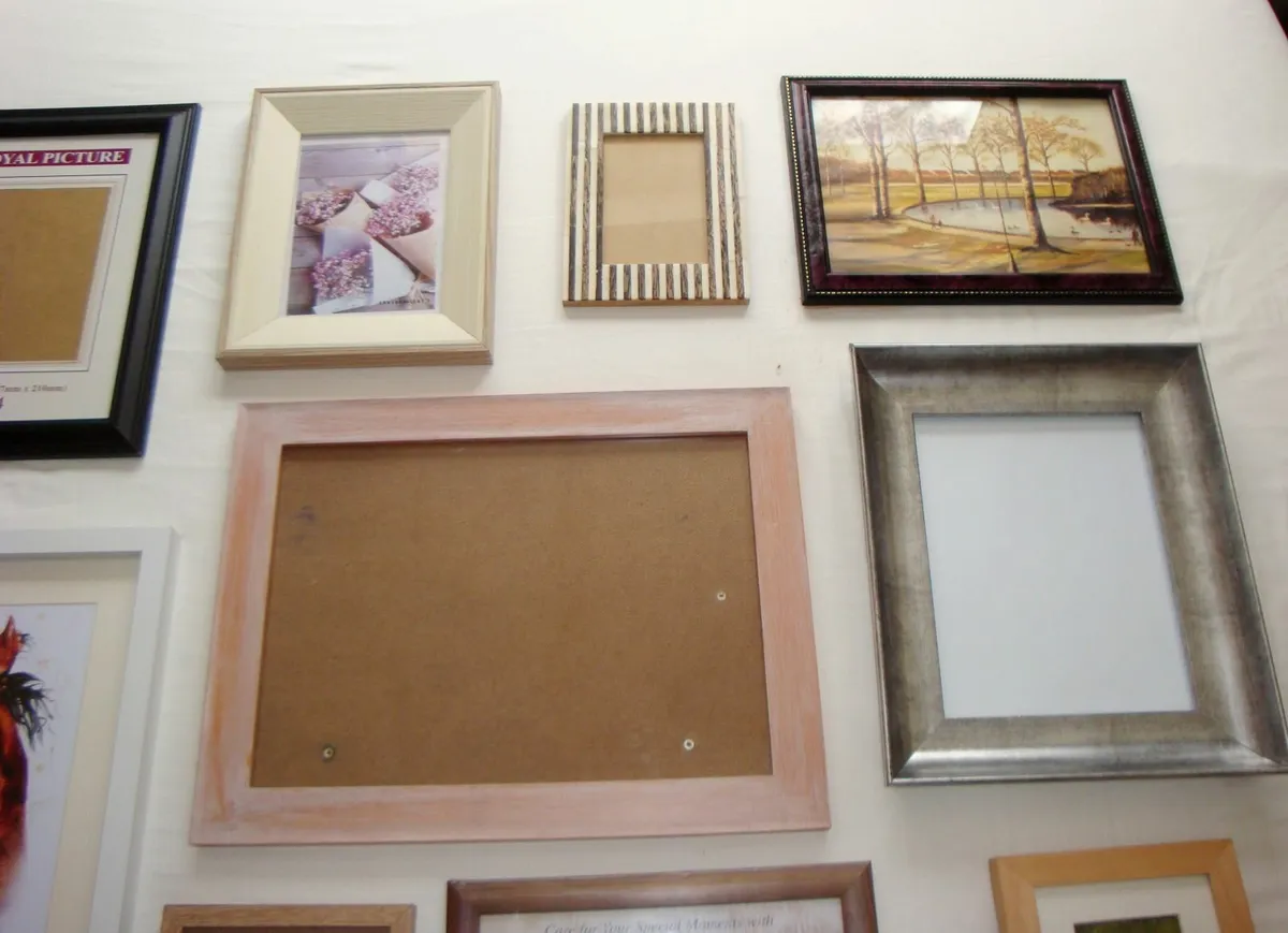 Bundle of picture frames and art - Image 4