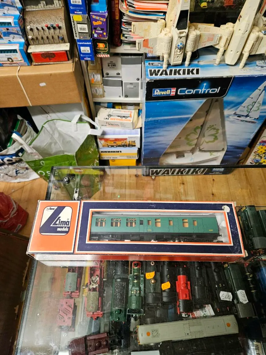 Hornby Lima OO Gauge Carraige - Image 1