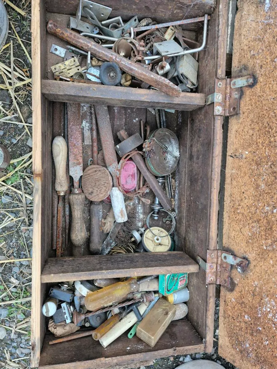 Old tool box - Image 1
