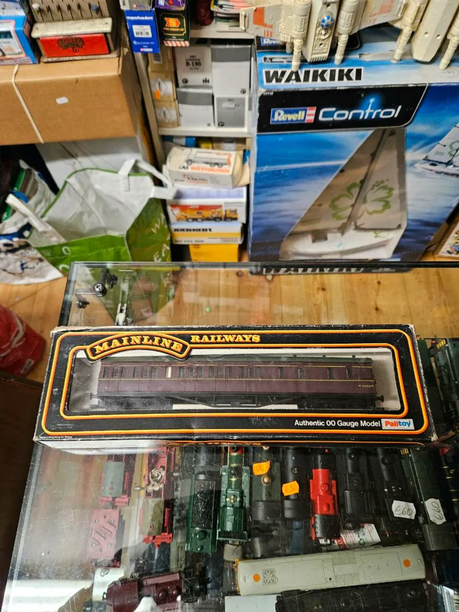 Hornby Mainline OO Gauge Carraige - Image 1