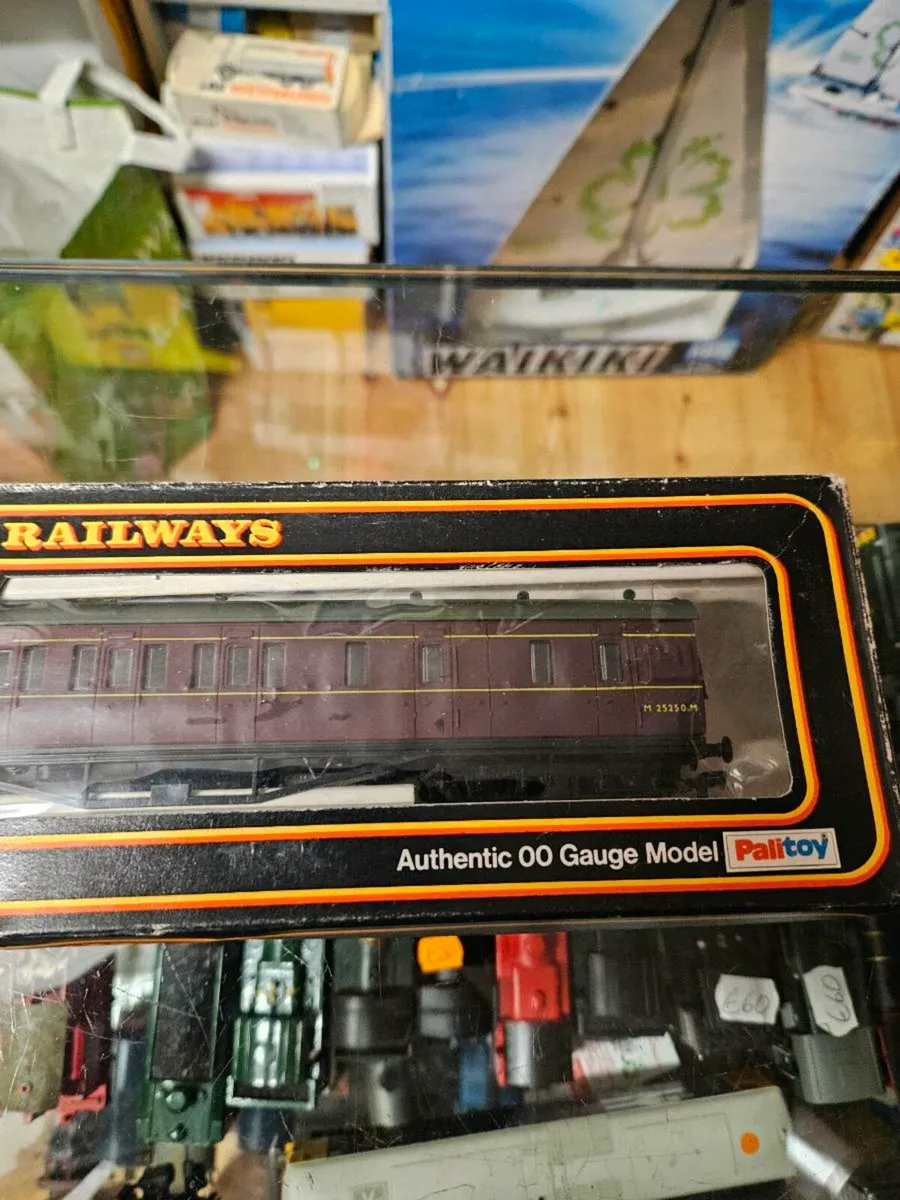Hornby Mainline OO Gauge Carraige - Image 2