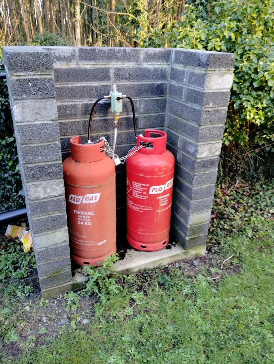Gas Cylinders. - Image 1