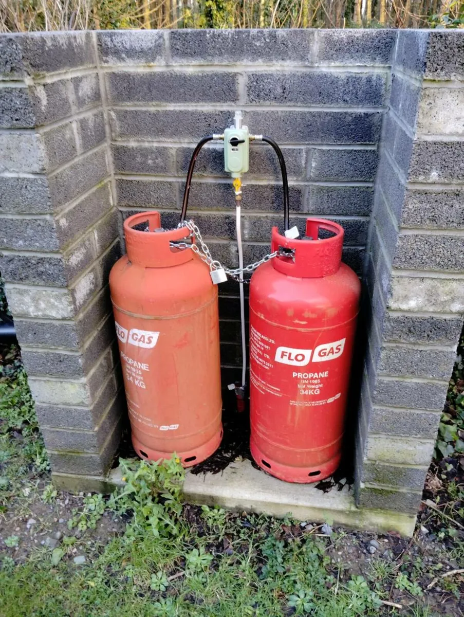 Gas Cylinders. - Image 2