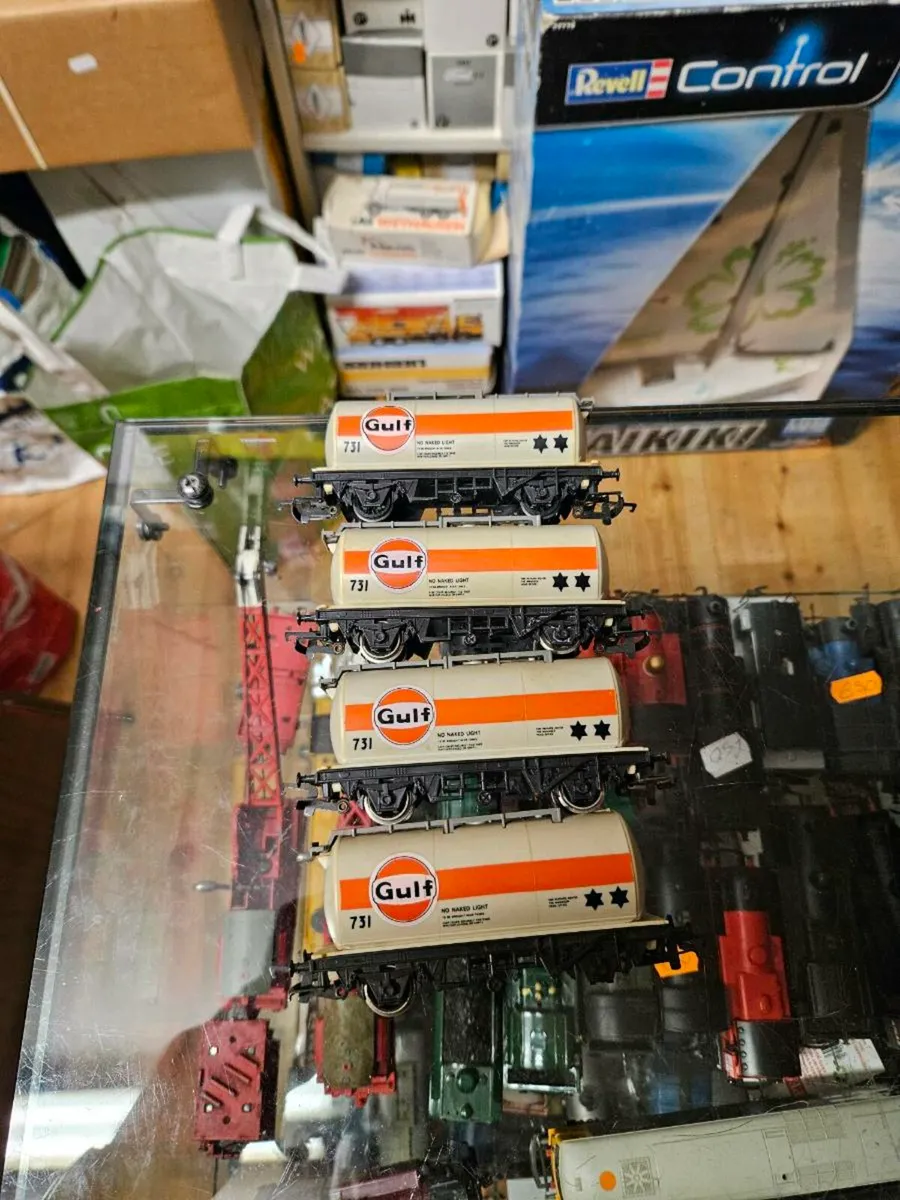 Hornby OO Gauge Gulf Tanker Wagons