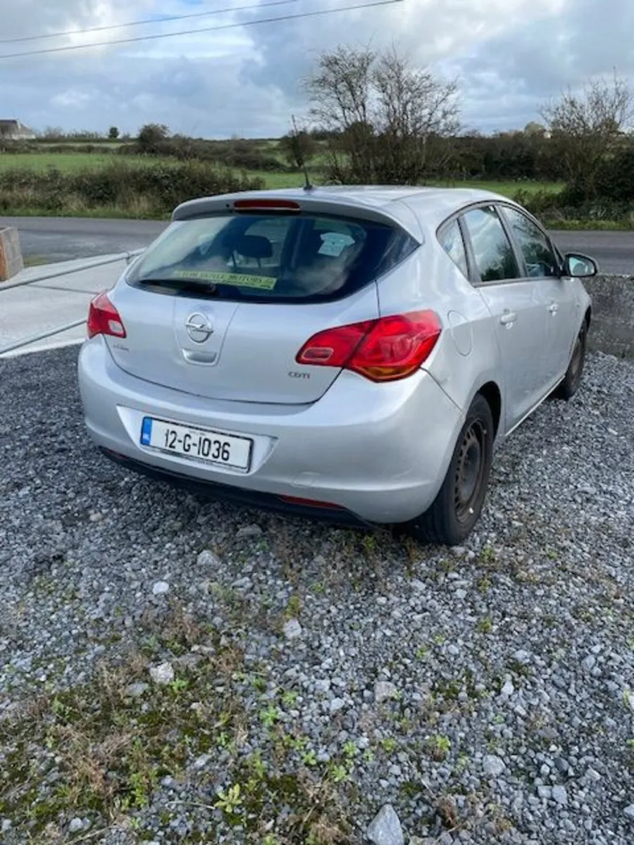 Opel Astra 2012 - Image 2